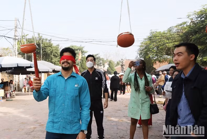 Los extranjeros participan en juegos populares.