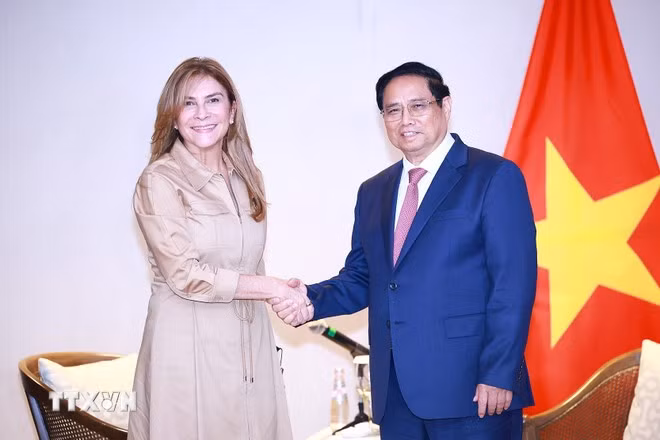 El primer ministro vietnamita, Pham Minh Chinh, y la secretaria general del gobernante Partido Revolucionario Moderno de República Dominicana y alcaldesa de Santo Domingo, Carolina Mejía.