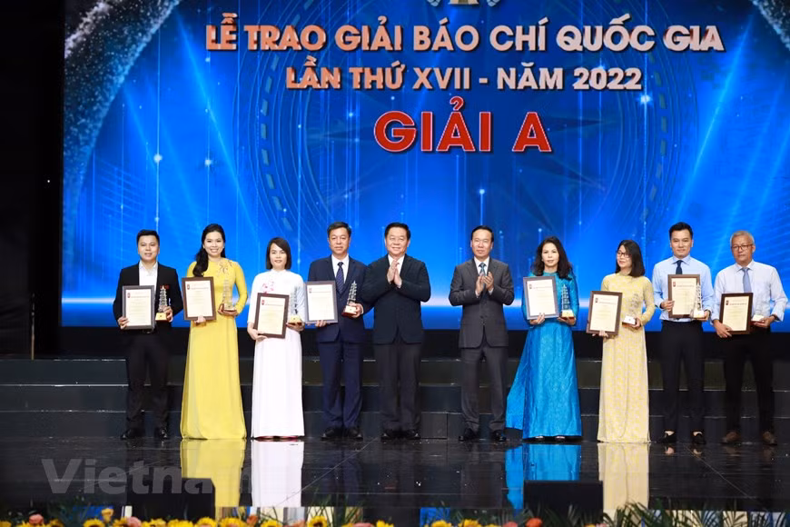 El presidente Vo Van Thuong y el jefe de la Comisión de Comunicación y Educación del Comité Central del PCV, Nguyen Trong Nghia, otorgan el Premio A a los ganadores.