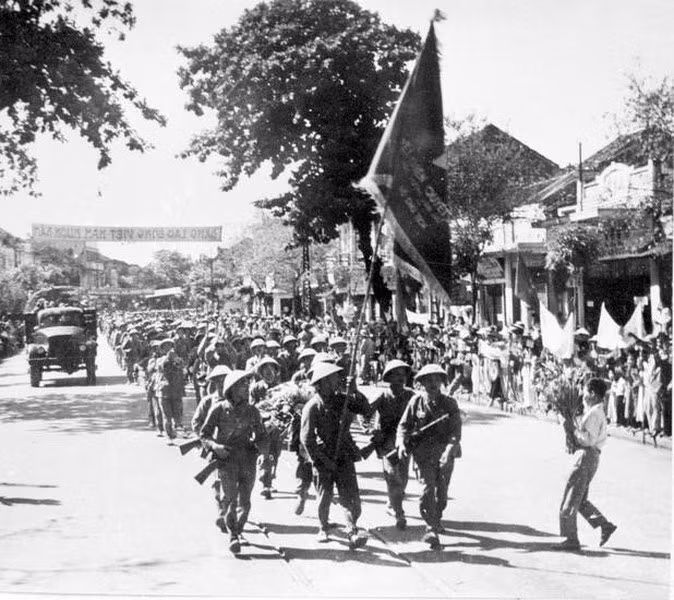 Los pobladores saludan a los soldados que liberaron la capital, el 10 de octubre de 1954.