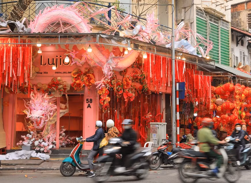 Una tienda en la calle Hang Ma está decorada con llamativos modelos de dragones. Una tienda en la calle Hang Ma está decorada con llamativos modelos de dragones.