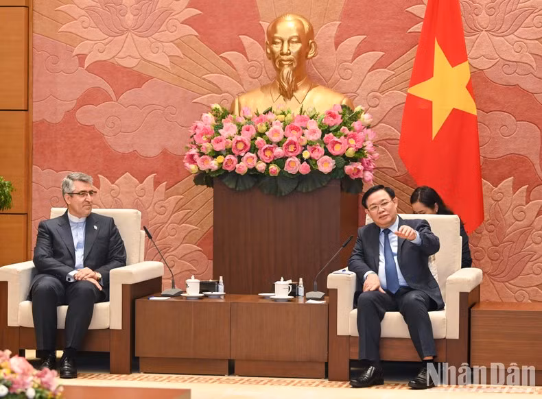 Dinh Hue habla en la cita. Dinh Hue habla en la cita.