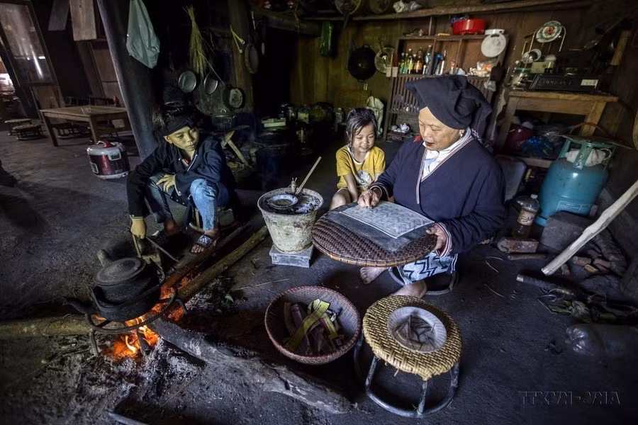 Las mujeres mayores de la aldea de Sung, comuna de Cao Son, distrito de Da Bac, provincia de Hoa Binh, enseñan y preservan la belleza cultural del tejido de brocados étnicos de Dao Tien, al tiempo que desarrollan el turismo para generar más ingresos para la población local. Las mujeres mayores de la aldea de Sung, comuna de Cao Son, distrito de Da Bac, provincia de Hoa Binh, enseñan y preservan la belleza cultural del tejido de brocados étnicos de Dao Tien, al tiempo que desarrollan el turismo para generar más ingresos para la población local.
