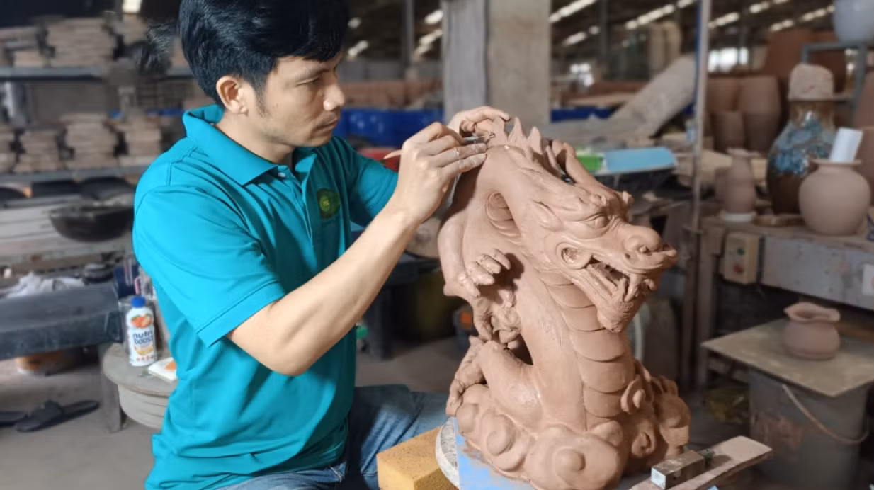 Algunos artesanos expertos dan forma, recortan y tallan mascotas de dragón.