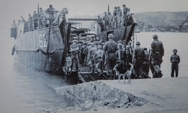 Los últimos soldados franceses se retiran de Hai Phong, el 13 de mayo de 1955. Los últimos soldados franceses se retiran de Hai Phong, el 13 de mayo de 1955.
