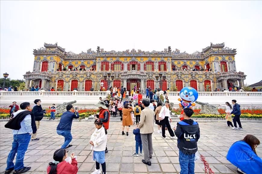 Panorama del Palacio Kien Trung visto desde la dirección principal al sur de la Ciudadela Imperial de Hue.