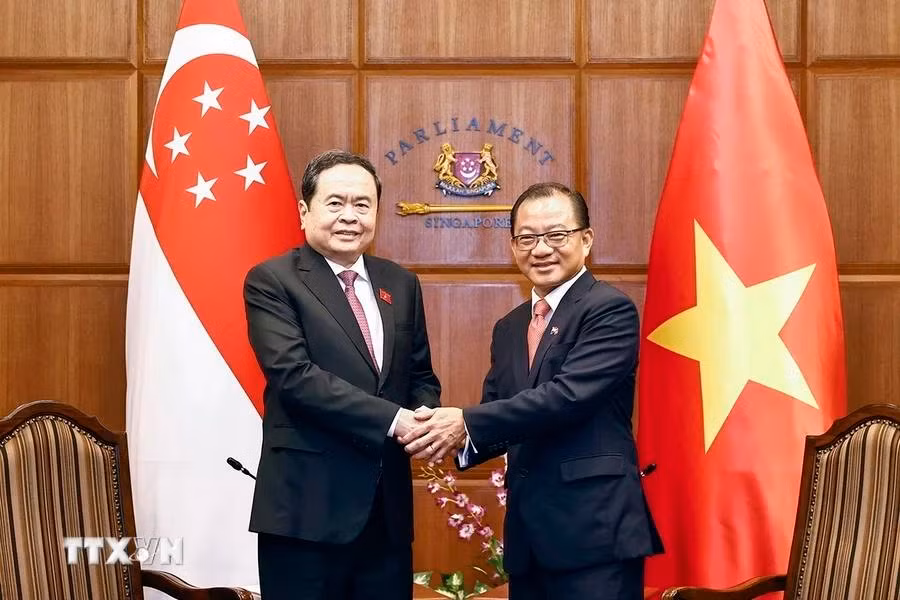 Thanh Man y su similar de Singapur, Seah Kian Peng.
