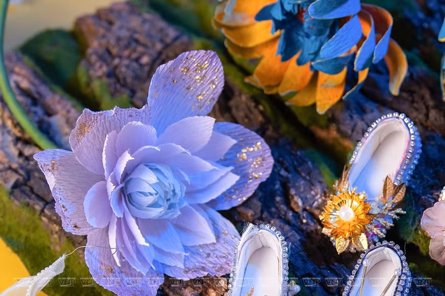 La flor se adhiere perfectamente al atuendo de la hermosa muñeca.
