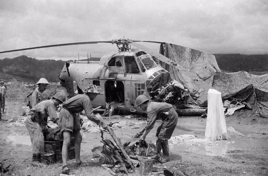 Después de 56 días y noches de lucha firme, valiente y creativa, el ejército y el pueblo vietnamitas destruyeron todo el grupo de fortalezas de los colonialistas franceses en Dien Bien Phu, capturaron a 16 mil 200 enemigos, derribaron 62 aviones y aprendieron 64 automóviles y todas las armas, municiones y equipos militares de las fuerzas francesas. Después de 56 días y noches de lucha firme, valiente y creativa, el ejército y el pueblo vietnamitas destruyeron todo el grupo de fortalezas de los colonialistas franceses en Dien Bien Phu, capturaron a 16 mil 200 enemigos, derribaron 62 aviones y aprendieron 64 automóviles y todas las armas, municiones y equipos militares de las fuerzas francesas.