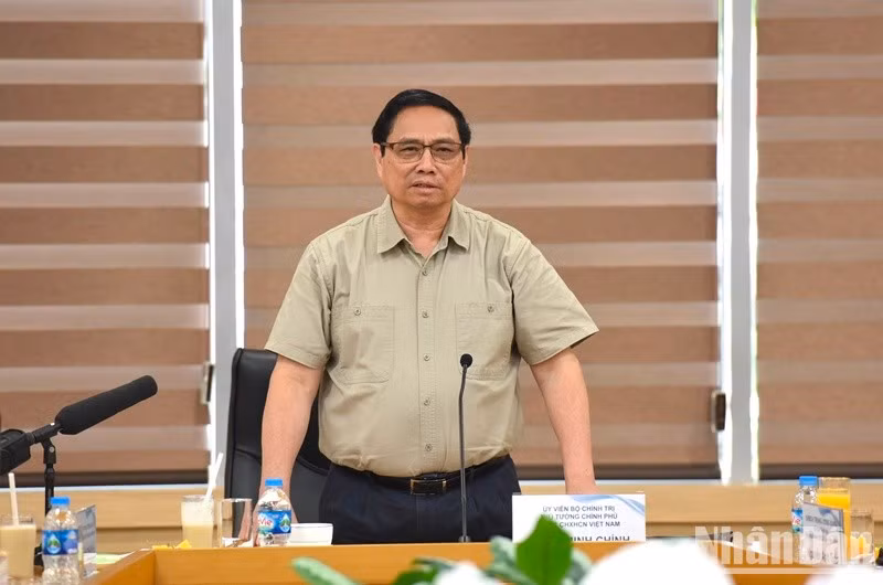 El primer ministro Pham Minh Chinh habla en la reunión con la junta directiva de Samsung Vietnam.