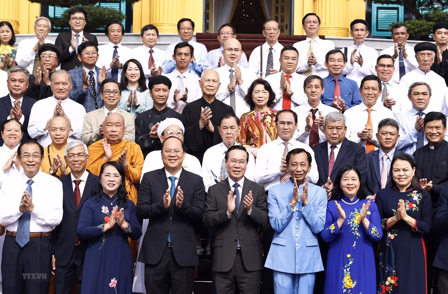 Van Thuong y los dignatarios religiosos y miembros de minorías étnicas, intelectuales y personas destacadas de Ciudad Ho Chi Minh.