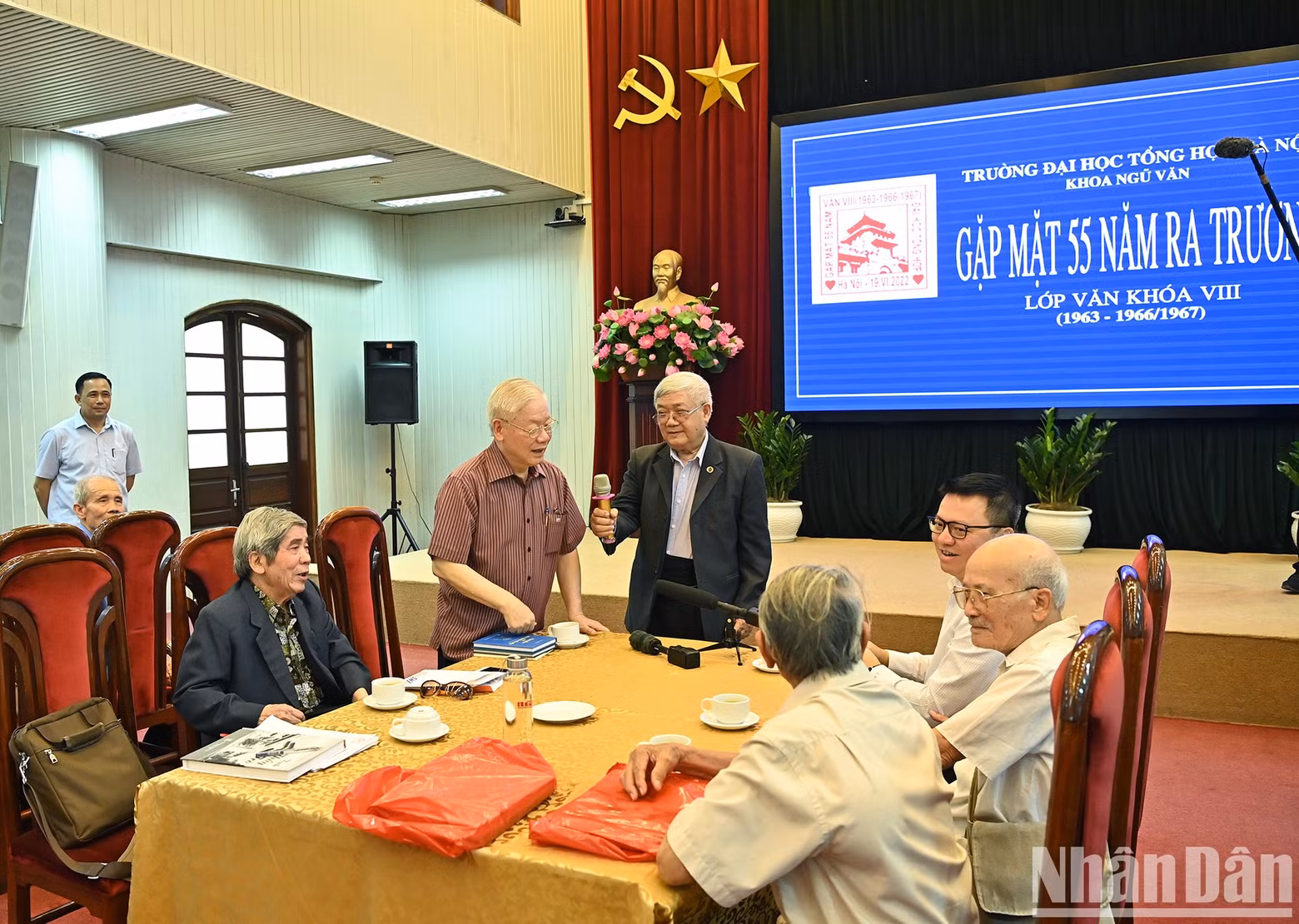 El secretario general Nguyen Phu Trong expresa sus sentimientos en el evento.