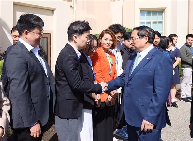 El primer ministro Pham Minh Chinh con profesores y estudiantes de la Universidad de San Francisco.