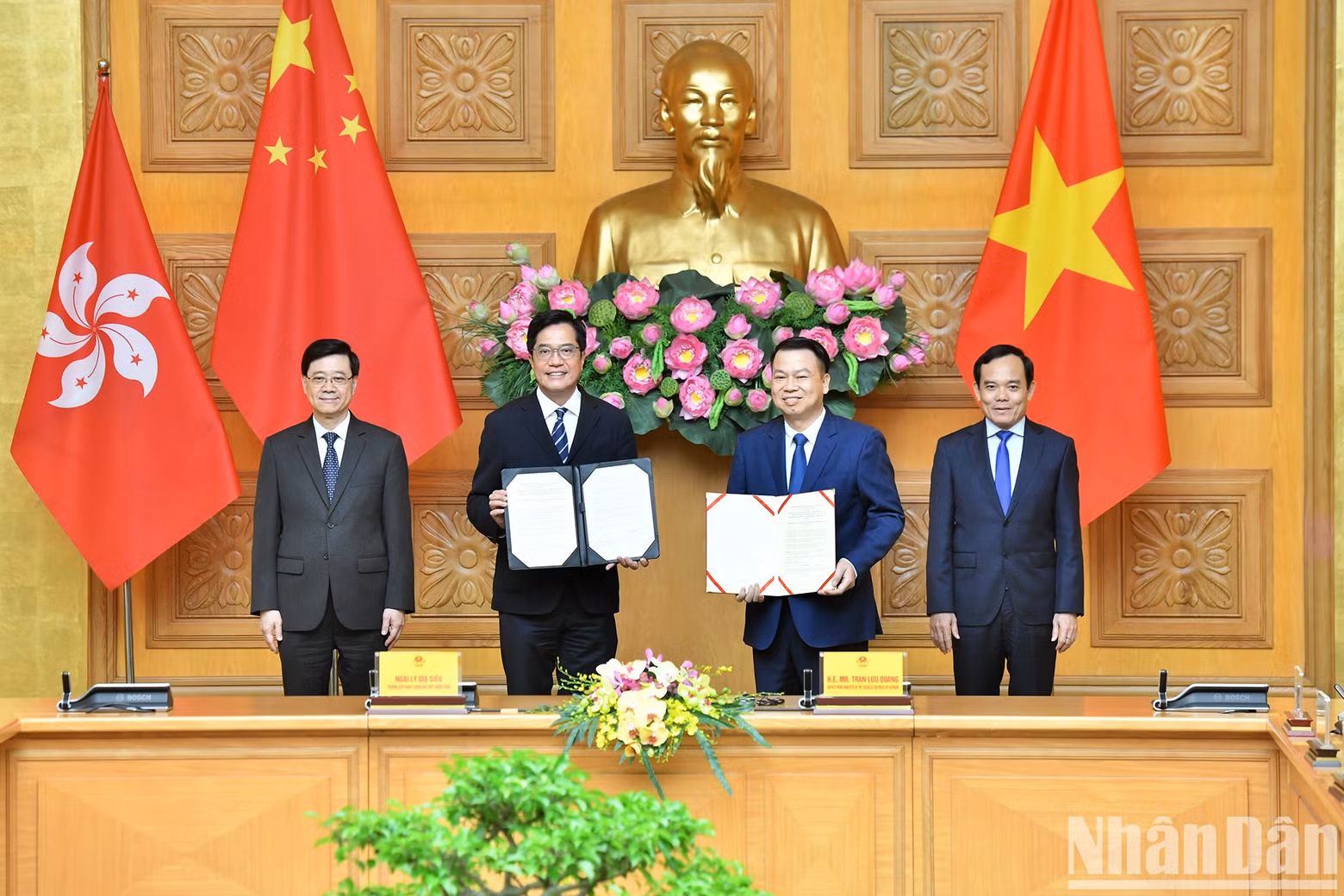 Luu Quang y John Lee Ka-chiu presencian la firma de documentos de cooperación bilateral.