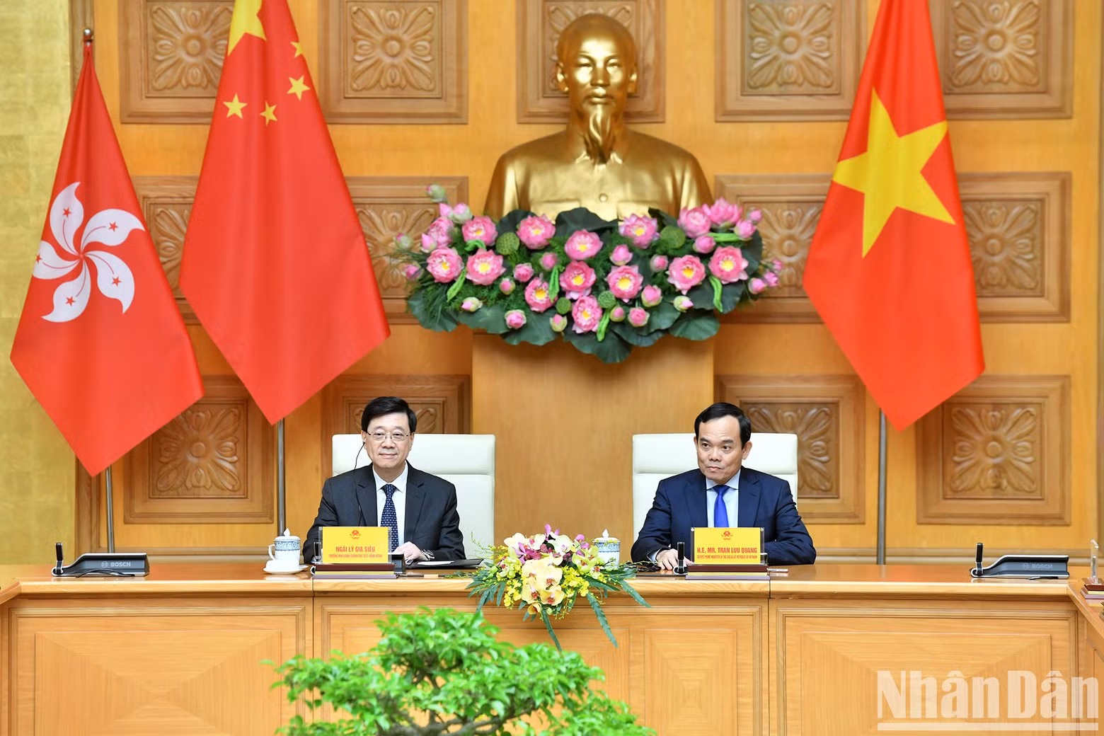 Luu Quang y John Lee Ka-chiu copresiden el Conversatorio empresarial Vietnam-Hong Kong.