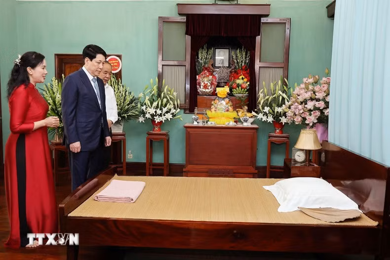 Luong Cuong observa objetos personales del Presidente Ho Chi Minh en la Casa 67.