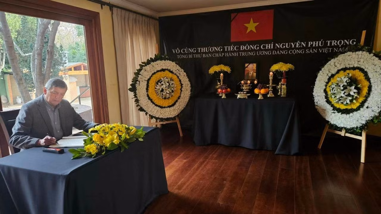 El presidente del Partido Comunista de Chile, Lautaro Carmona, escribe en libro de condolencias por el fallecimiento del secretario general Nguyen Phu Trong.