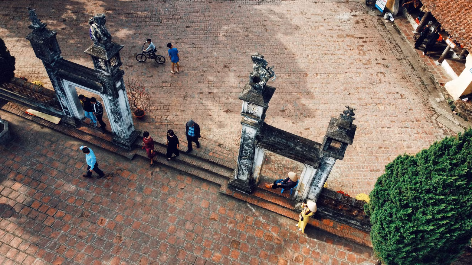 La belleza de la antigua casa comunal atrae a numerosos visitantes.