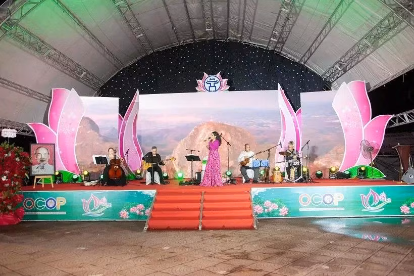 El grupo de artistas venezolanos interpreta música nacional. (Foto: baoquocte.vn) El grupo de artistas venezolanos interpreta música nacional. (Foto: baoquocte.vn)