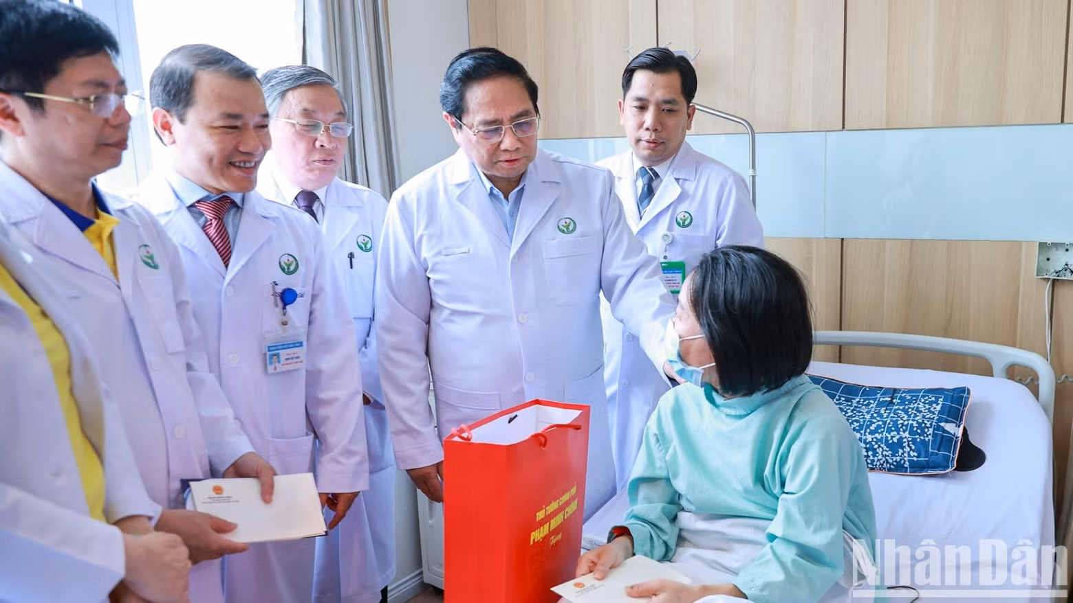Minh Chinh visita a una paciente que recibe un trasplante de órgano. Minh Chinh visita a una paciente que recibe un trasplante de órgano.