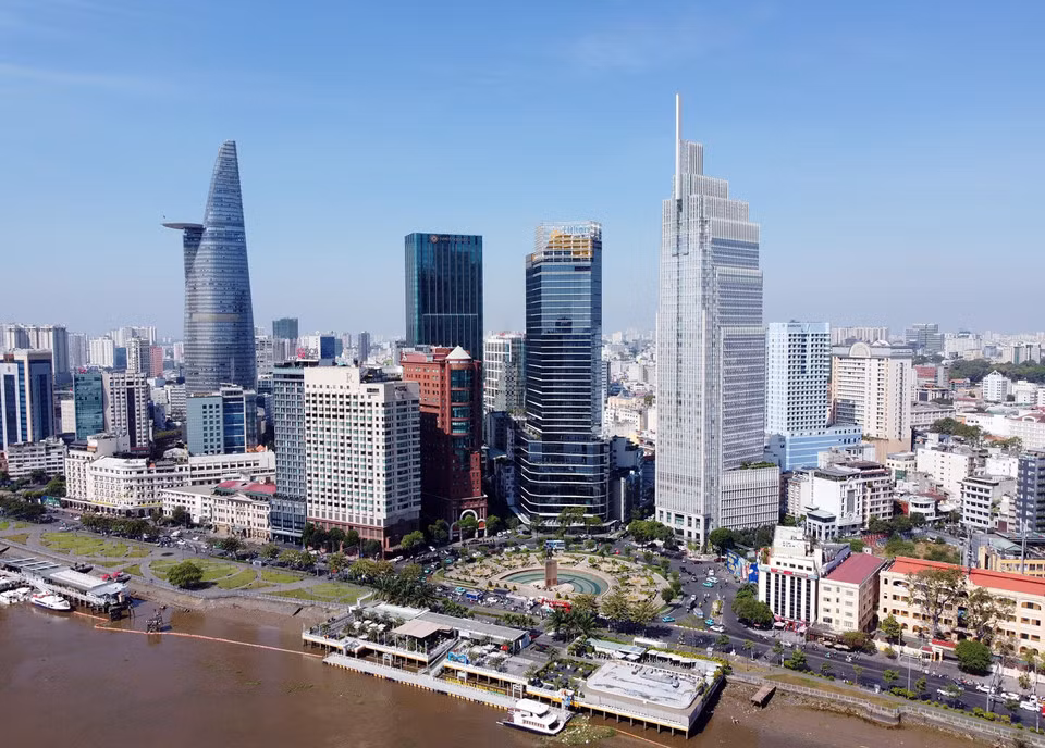 Se construyen numerosos edificios nuevos intercalados con zonas residenciales existentes, el monumento Tran Hung Dao (parque Me Linh, Distrito 1) y el río Saigón.