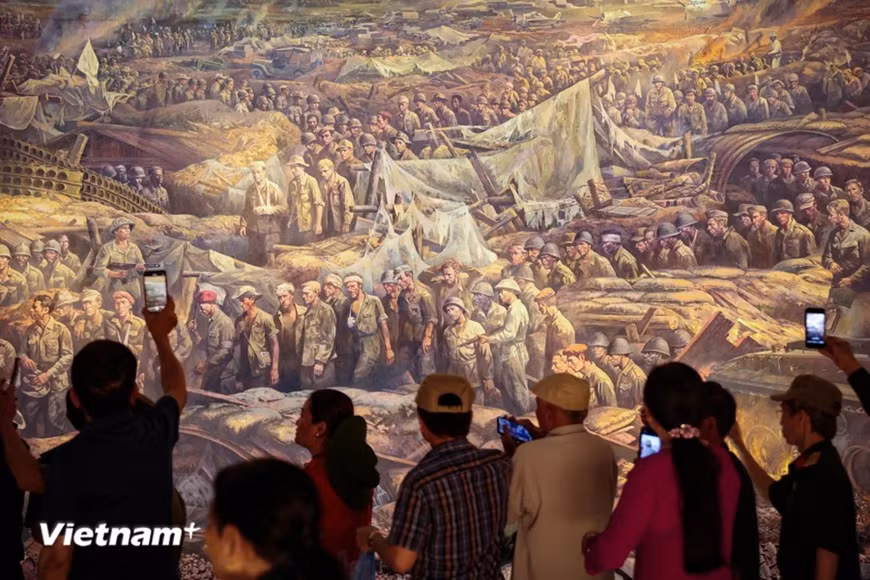 Al decir de algunos visitantes, este es uno de los puntos más impresionantes del museo porque brinda a los espectadores una perspectiva completa y vívida, así como una vista panorámica de la batalla de Dien Bien Phu. Al decir de algunos visitantes, este es uno de los puntos más impresionantes del museo porque brinda a los espectadores una perspectiva completa y vívida, así como una vista panorámica de la batalla de Dien Bien Phu.