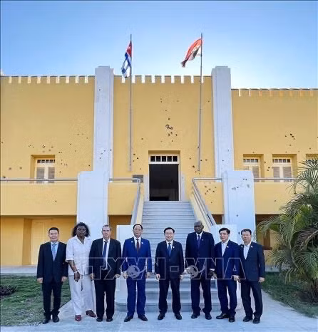 El presidente de la Asamblea Nacional de Vietnam, Vuong Dinh Hue, y su delegación visitaron el Cuartel Moncad.