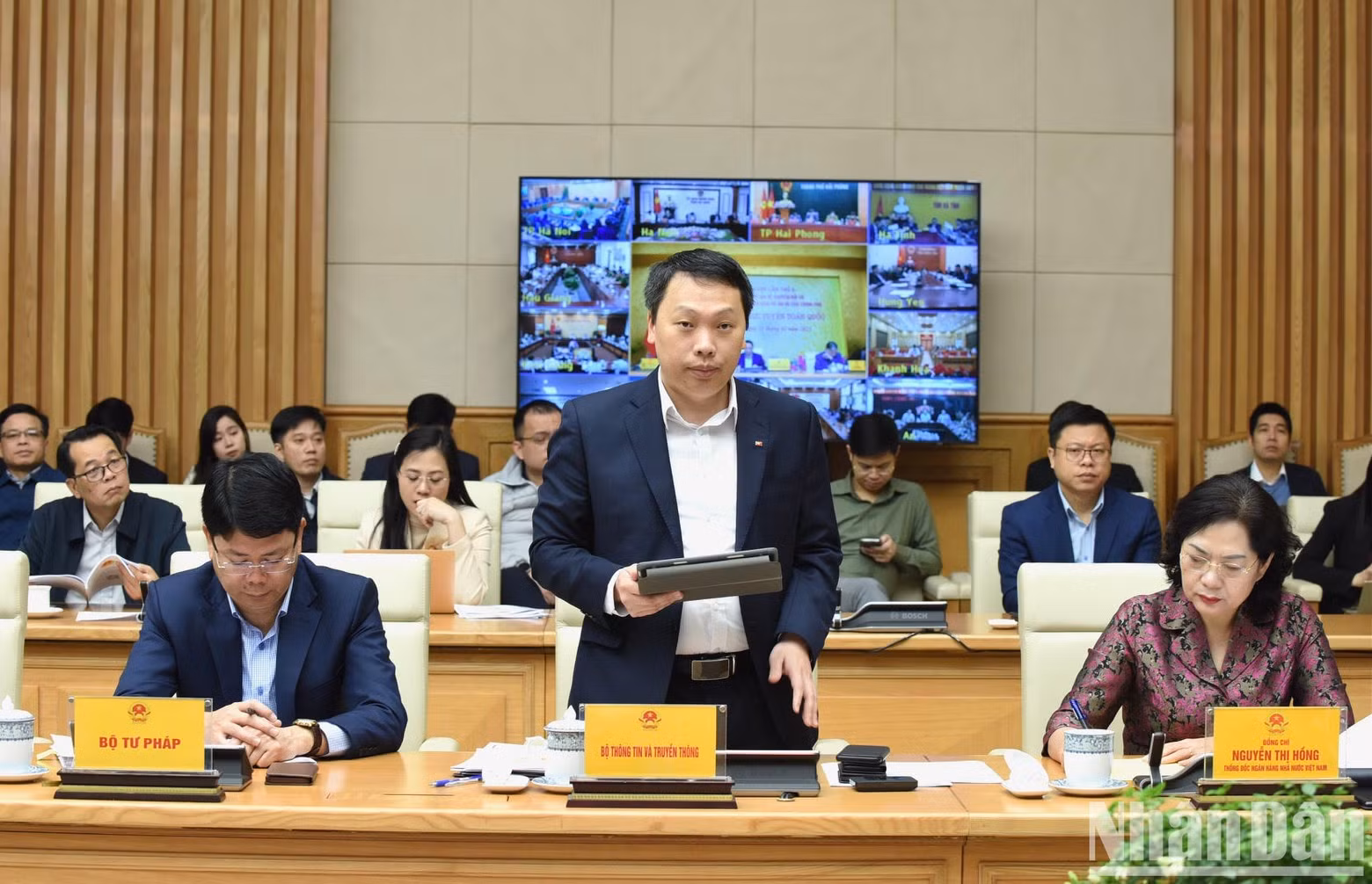 El viceministro de Información y Comunicación Nguyen Huy Dung habla en la reunión.