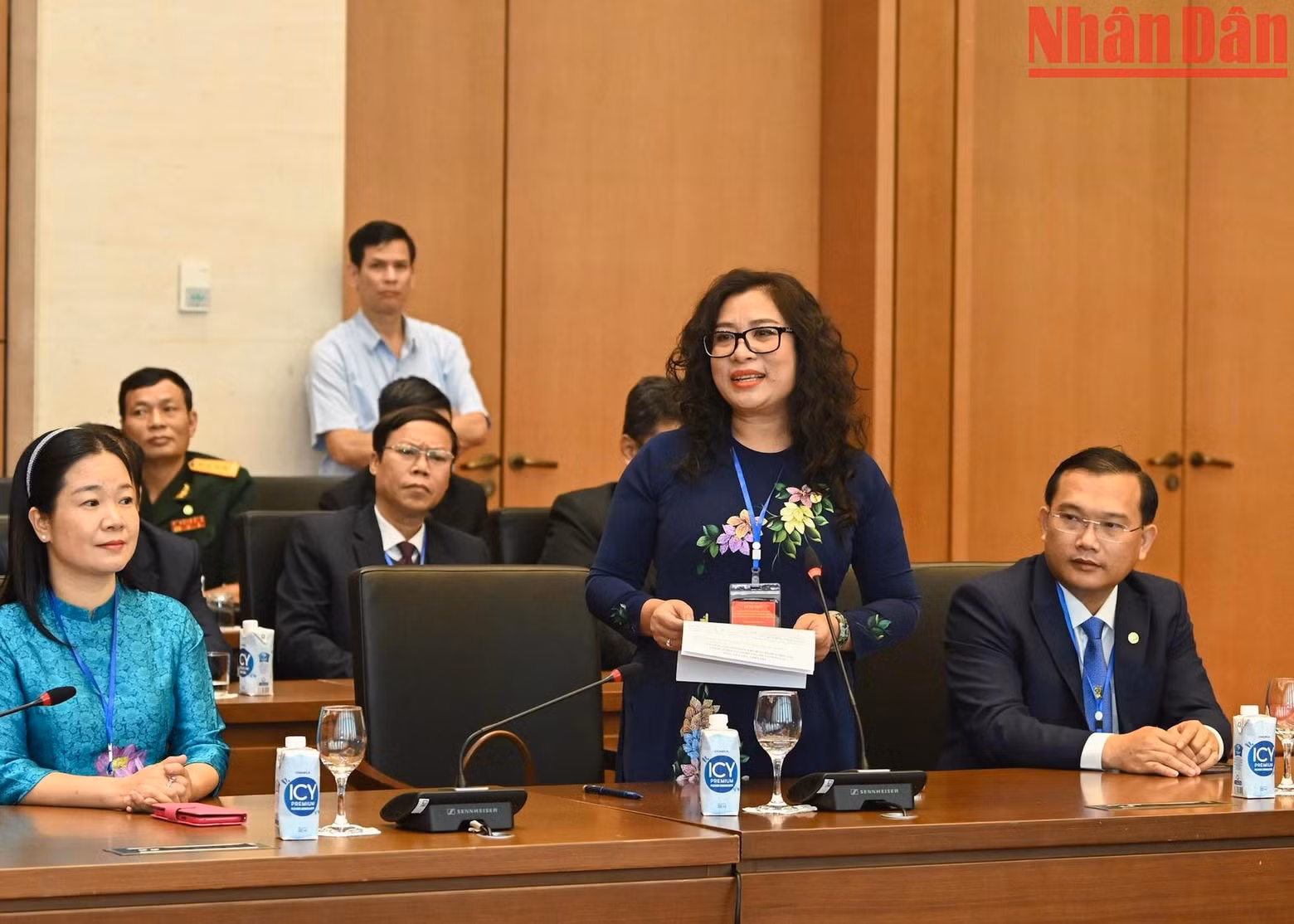 La directora de la editorial Su That (Verdad) (sucursal en la ciudad de Can Tho), Pham Vu Phuong Linh interviene en la reunión.