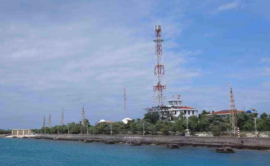 El distrito isleño de Truong Sa ha invertido en los sistemas de energía solar, telecomunicaciones y televisión para mejorar la vida espiritual de los oficiales, soldados y residentes locales.