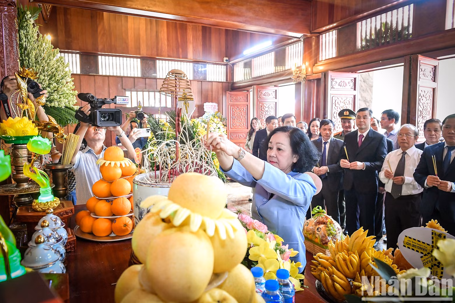 Truong Thi Mai ofrece inciensos al gran líder de la nación.