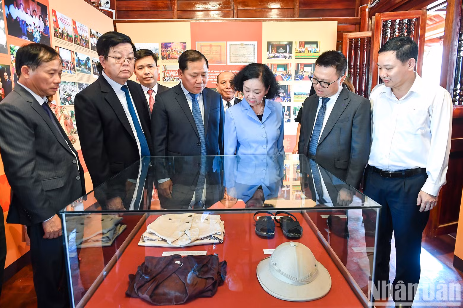 Los delegados visitan el espacio de exposición de documentos sobre la reliquia.