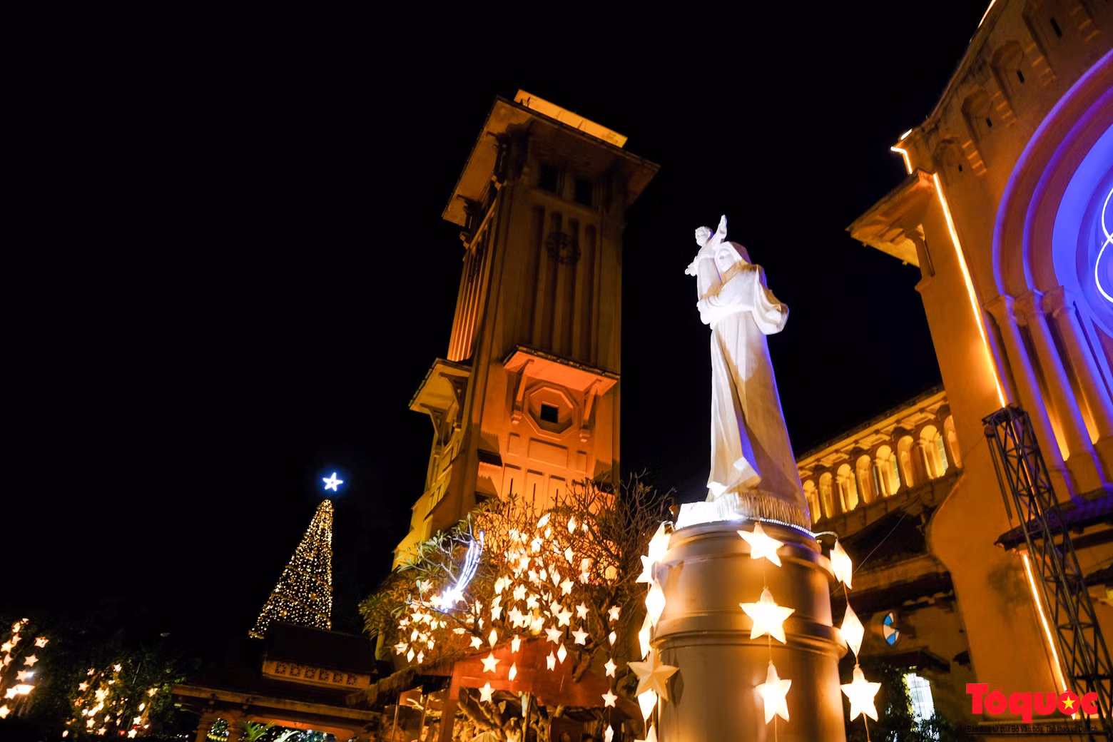 La estatua de la Virgen María destaca en la iglesia.