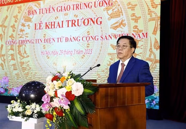 El jefe de la Comisión de Comunicación y Educación del Comité Central del PCV, Nguyen Trong Nghia, habla en el evento.