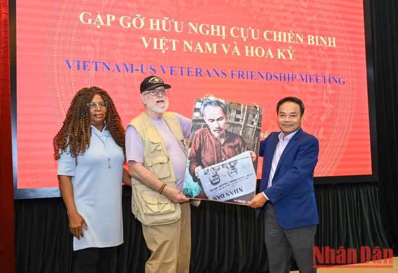 Nhu Hoan entrega un regalo de recuerdo a Steve Edmunds y su esposa.