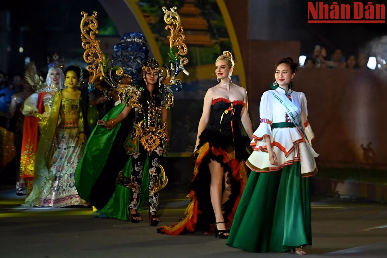 Las reinas de belleza participan en el festival.