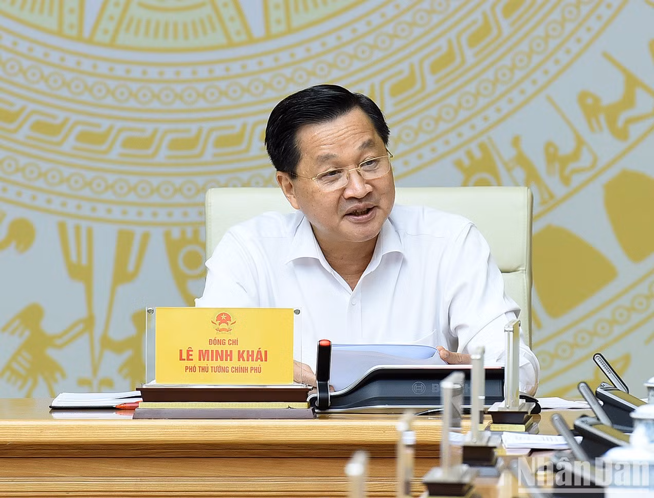 El viceprimer ministro Le Minh Khai interviene en el evento.