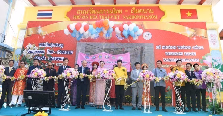 Ceremonia de inauguración de la puerta cultural Tailandia-Vietnam, ubicada en la calle Nittayo, una importante vía de la provincia de Nakhon Phanom (10 de octubre de 2024).