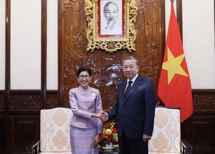 La tarde del 18 de octubre de 2024, en el Palacio Presidencial, el secretario general del Partido Comunista y presidente de Vietnam, To Lam, recibe a la embajadora tailandesa, Urawadee Sriphiromya, quien presenta sus cartas credenciales al asumir su puesto en Vietnam.