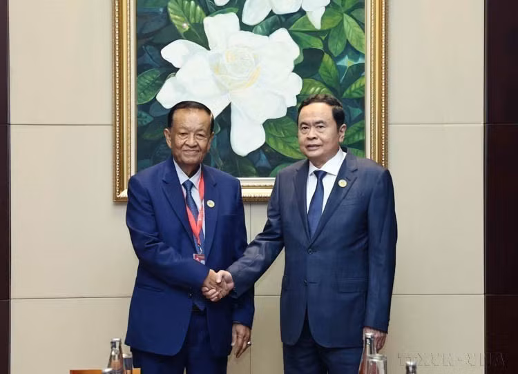 El presidente de la Asamblea Nacional de Vietnam, Tran Thanh Man, (derecha) se reúne con el presidente de la Cámara de Representantes de Tailandia, Wan Muhamad Noor Matha, durante su participación en la AIPA-45 en Vientián (Laos), el 19 de octubre de 2024.