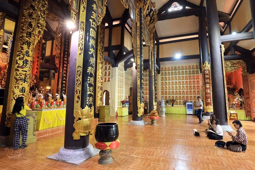 Con su arquitectura única y su escala grandiosa, la pagoda Khai Nguyen se ha convertido en un destino imperdible para los turistas. Con su arquitectura única y su escala grandiosa, la pagoda Khai Nguyen se ha convertido en un destino imperdible para los turistas.