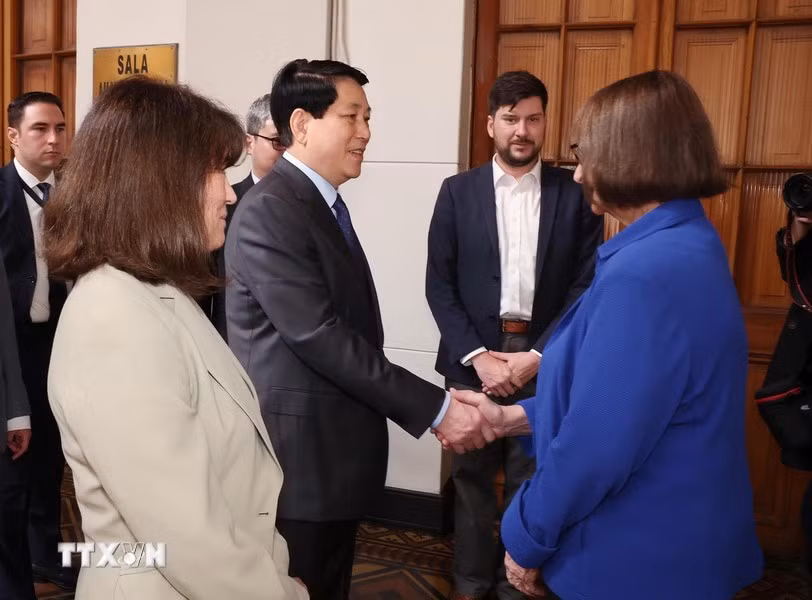 La rectora de la Universidad de Chile, Rosa Devés, recibe al dirigente vietnamita.
