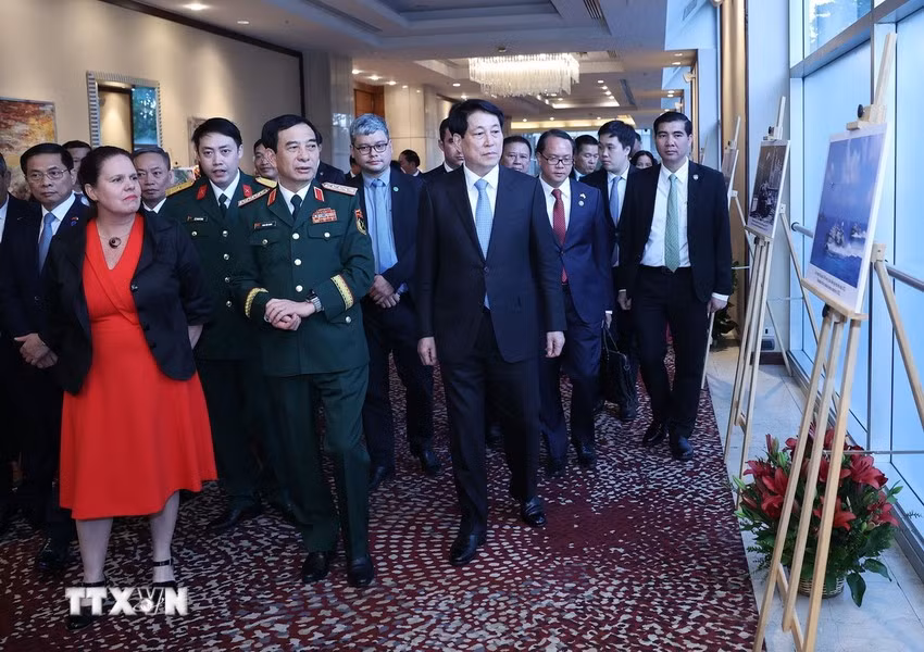 Los delegados visitan un espacio de exhibición fotográfica sobre los logros del Ejército Popular de Vietnam.