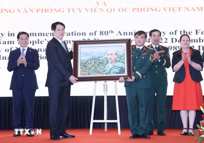Luong Cuong entrega un regalo a la Agregaduría de Defensa de Vietnam en Chile.