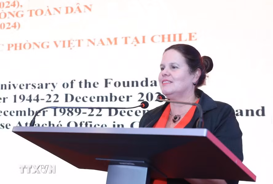 Maya Fernández Allende, ministra de Defensa de Chile, habla en la cita.