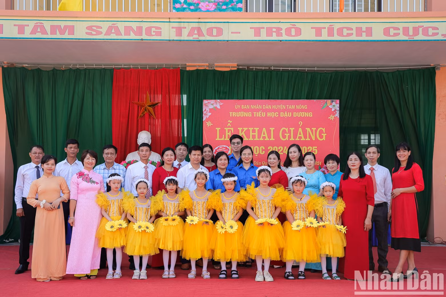 Jóvenes del diario Nhan Dan con profesores y alumnos de la escuela primaria Dau Duong. Jóvenes del diario Nhan Dan con profesores y alumnos de la escuela primaria Dau Duong.