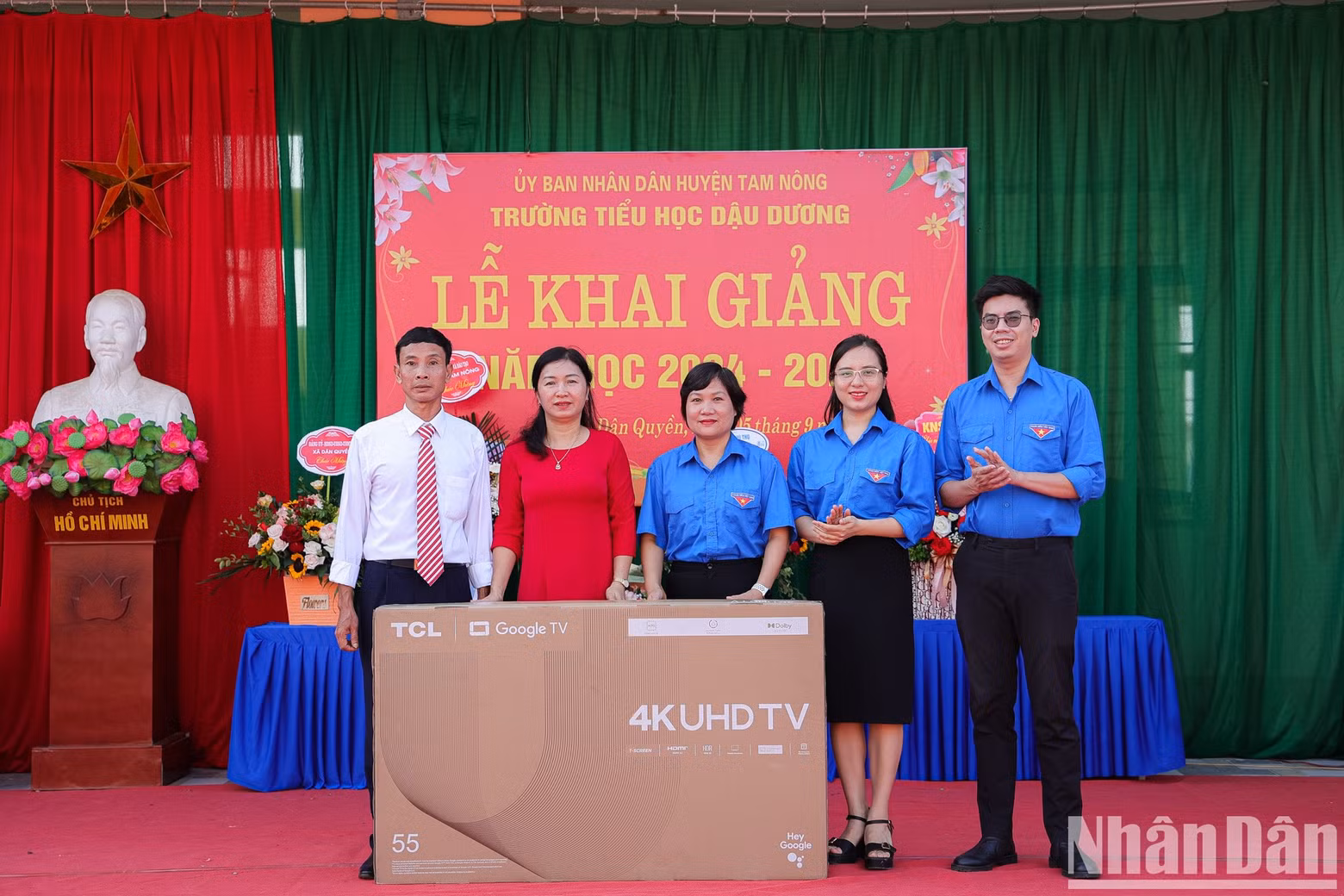 Representantes de la instancia de la Unión de Jóvenes Comunista Ho Chi Minh en el diario Nhan Dan y entidades acompañantes entregan un televisor inteligente de 55 pulgadas a la escuela. Representantes de la instancia de la Unión de Jóvenes Comunista Ho Chi Minh en el diario Nhan Dan y entidades acompañantes entregan un televisor inteligente de 55 pulgadas a la escuela.