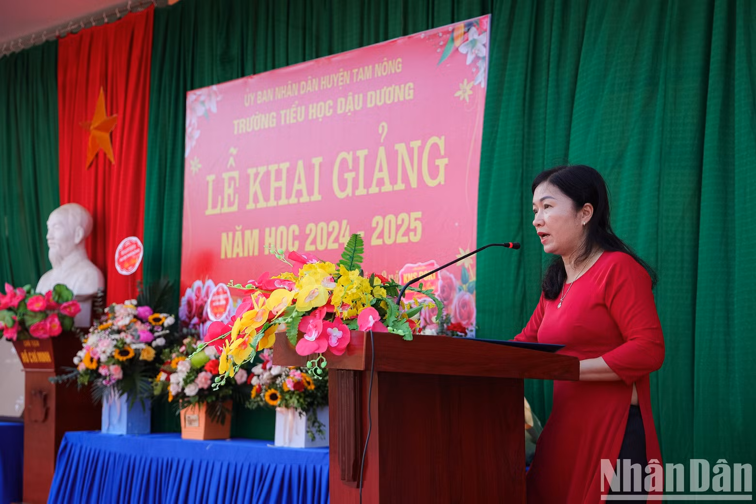 Le Thi Phi Nga, directora de la escuela primaria Dau Duong, habla en el acto. Le Thi Phi Nga, directora de la escuela primaria Dau Duong, habla en el acto.