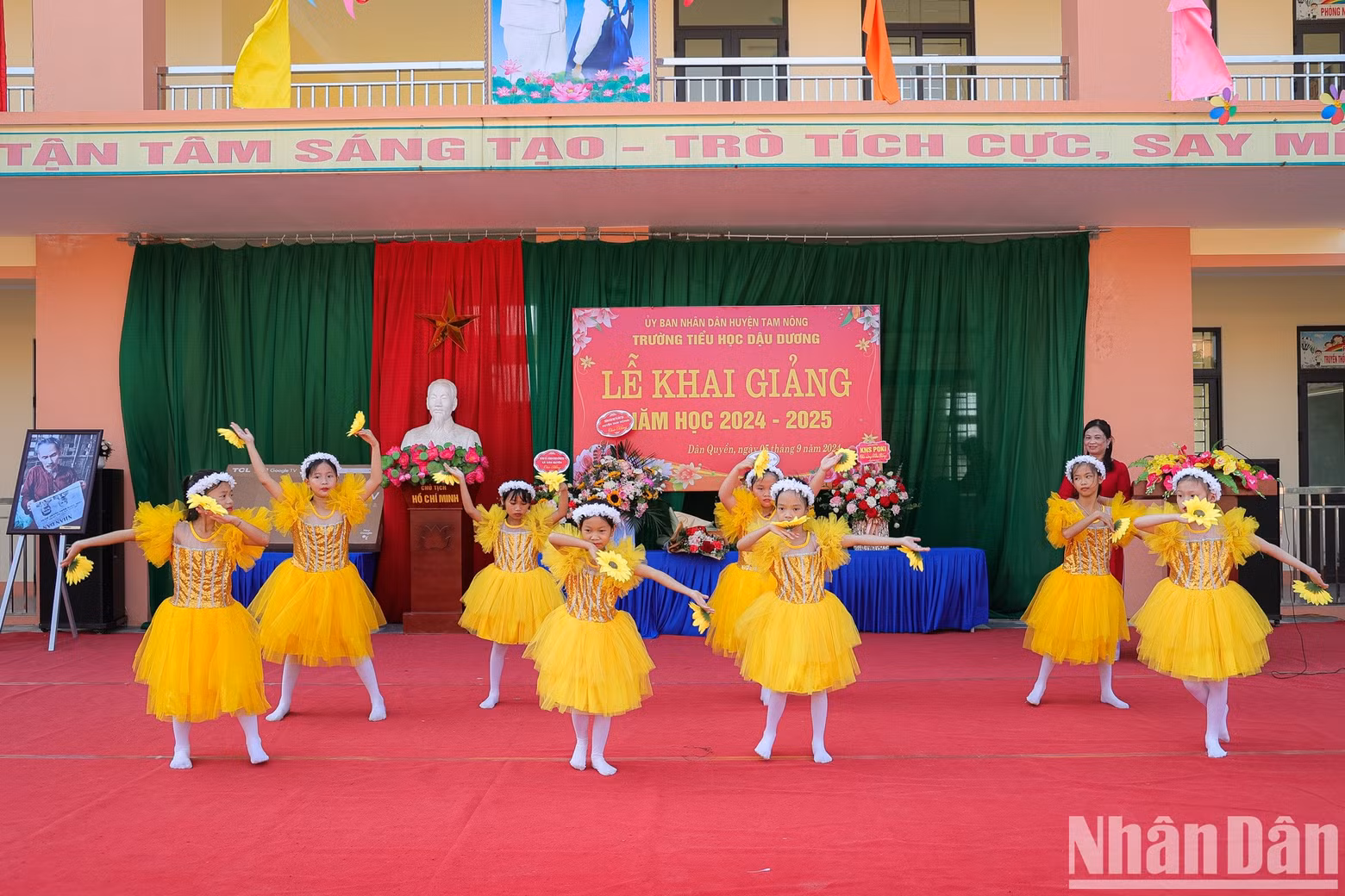 Actuación artística realizada por alumnas de la escuela primaria Dau Duong. Actuación artística realizada por alumnas de la escuela primaria Dau Duong.