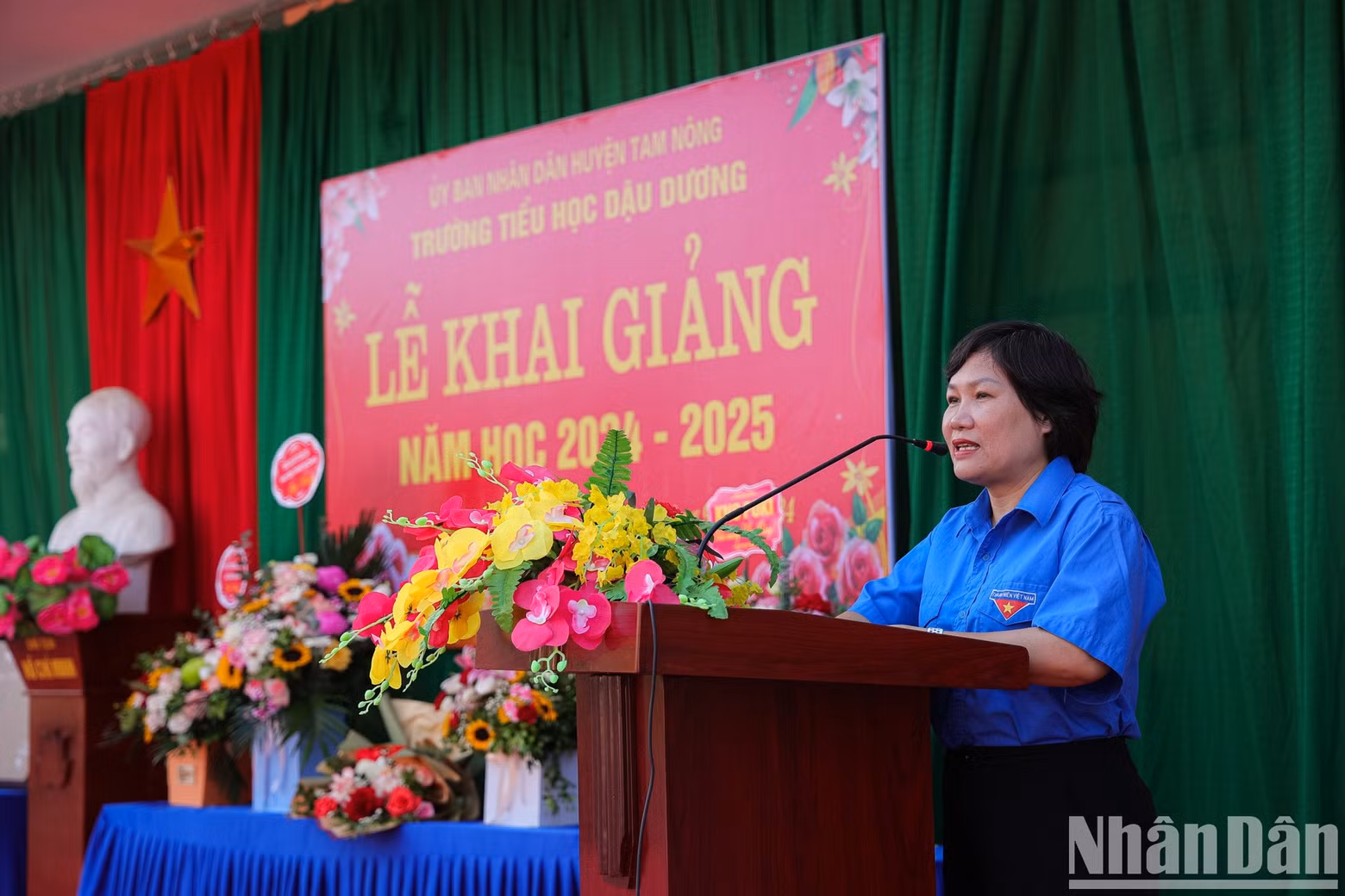 Kieu Thanh Huong, miembro del Comité Ejecutivo del Partido y subdirector del Departamento de Corresponsales del periódico Nhan Dan, interviene en la cita. Kieu Thanh Huong, miembro del Comité Ejecutivo del Partido y subdirector del Departamento de Corresponsales del periódico Nhan Dan, interviene en la cita.